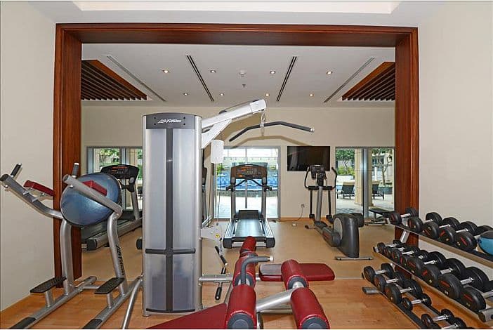 Balcony View Burj Khalifa Luxury Rental — luxury villa photo 16
