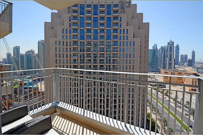 Balcony View Burj Khalifa Luxury Rental — luxury villa photo 2