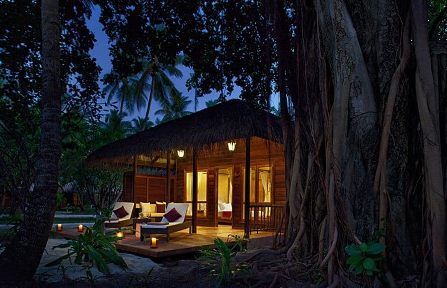 Kuramathi Beach Villa with Jacuzzi — luxury villa photo 3