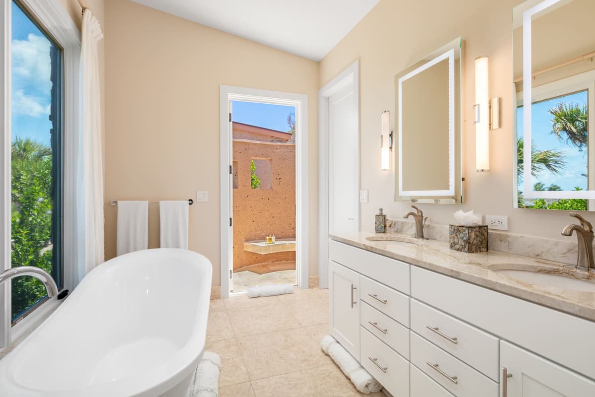 Bay Suite — luxury villa photo 2