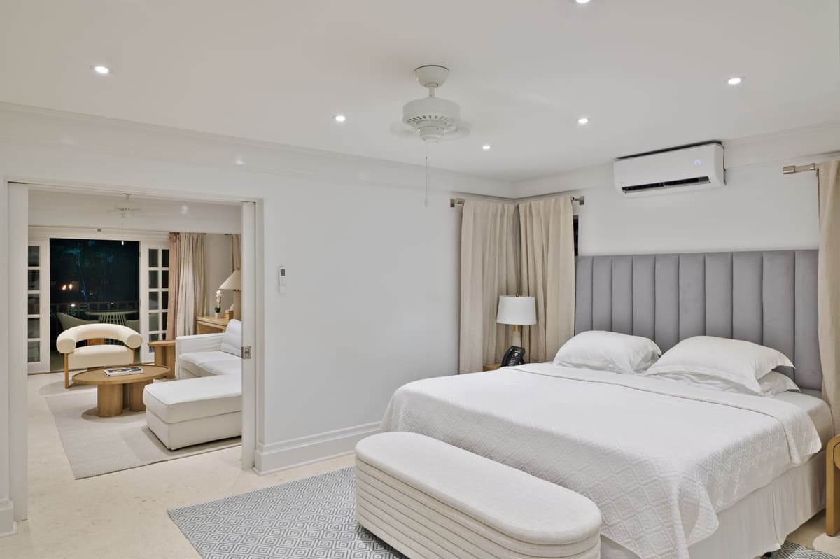 Superior Deluxe Suite — luxury villa photo 10