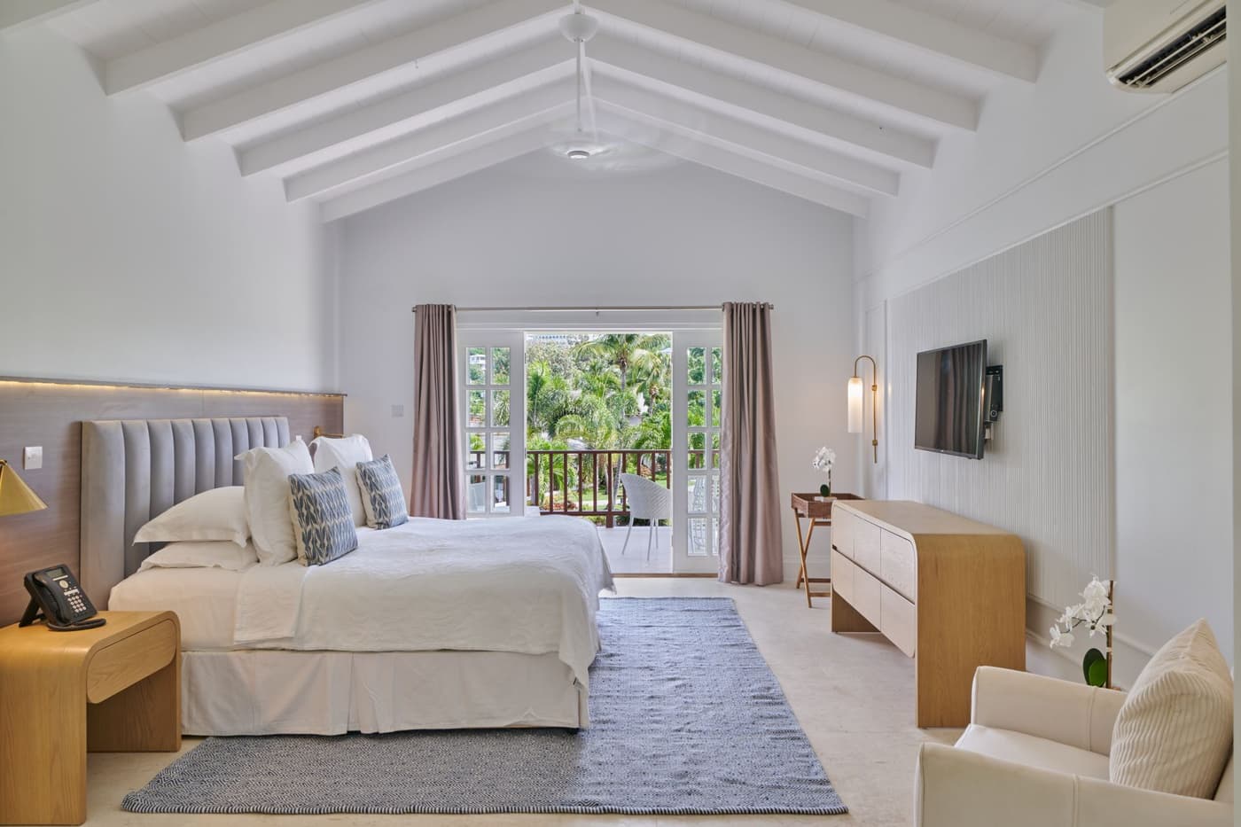Penthouse Suite - 2 bedrooms — luxury villa photo 2