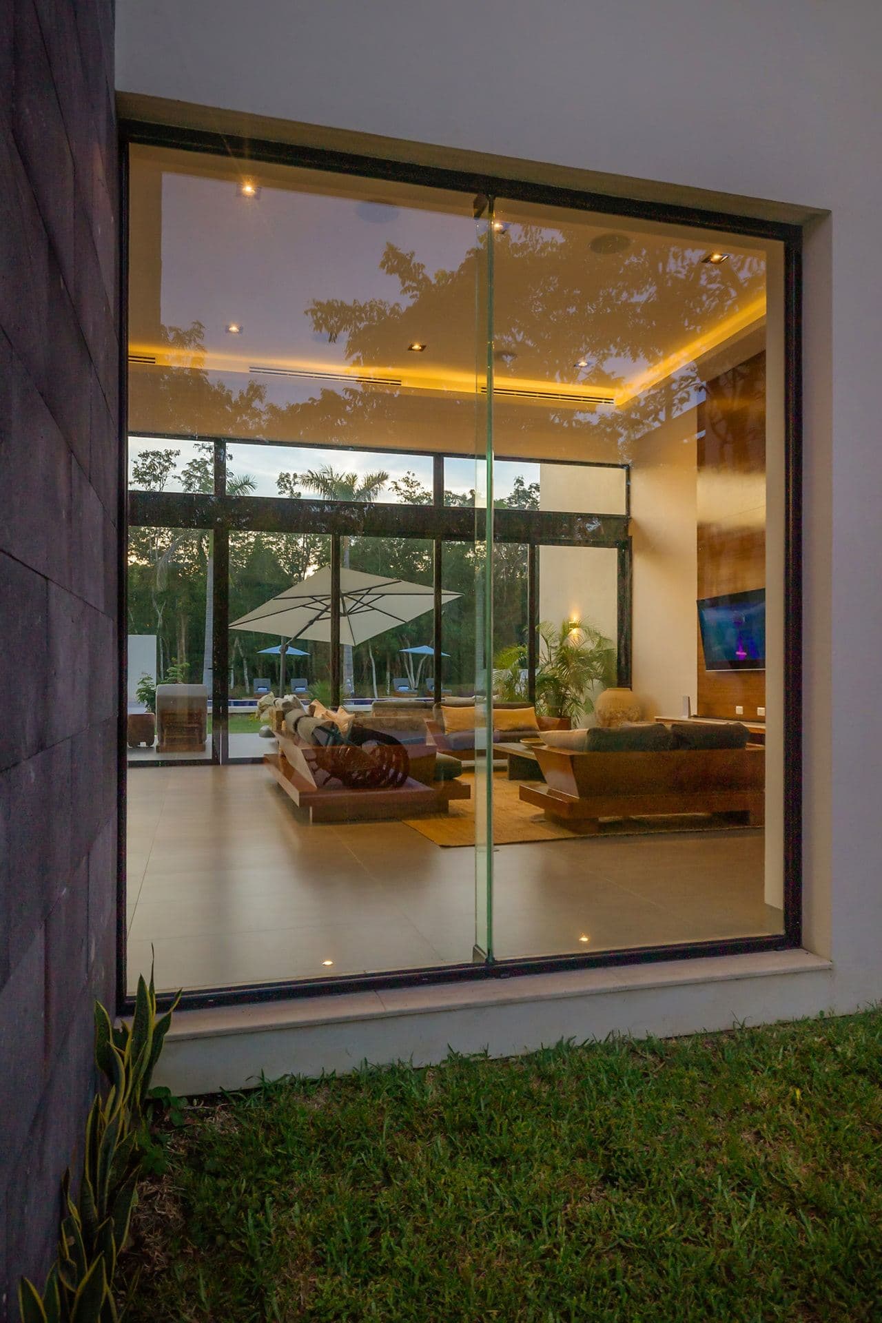 L and at Mariposa — luxury villa photo 3