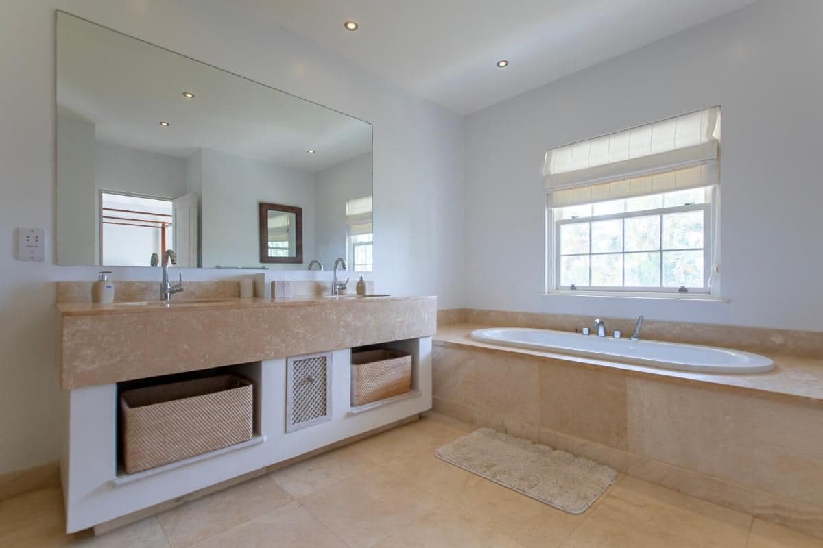 Battaleys Mews 17 — luxury villa photo 3