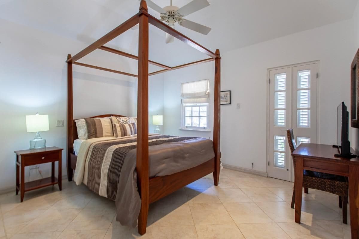 Battaleys Mews 17 — luxury villa photo 1