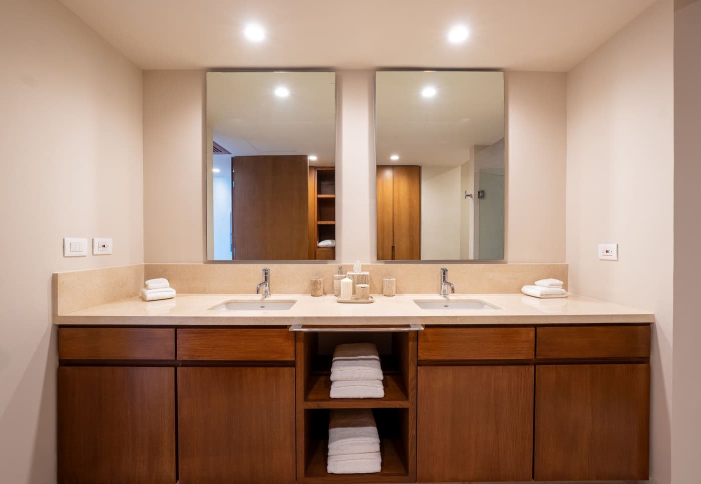 Villa Surf Residences 221 — luxury villa photo 2