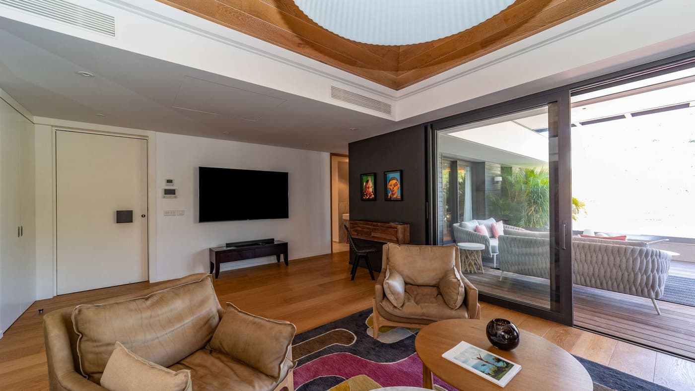Villa Mardix Light — luxury villa photo 2