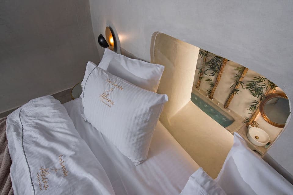 Grand Cave Suite with Indoor and Outdoor Jacuzzi — luxury villa photo 12