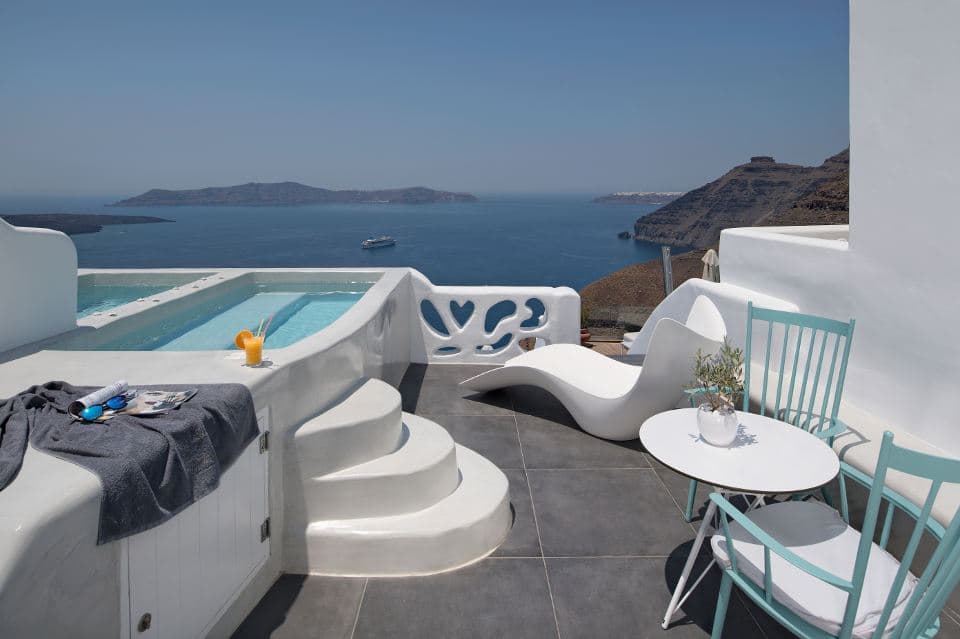 Grand Cave Suite with Indoor and Outdoor Jacuzzi — luxury villa photo 1