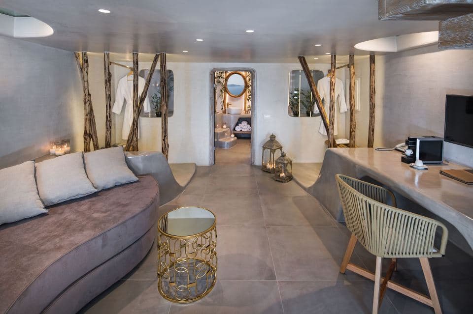 Grand Cave Suite with Indoor and Outdoor Jacuzzi — luxury villa photo 3