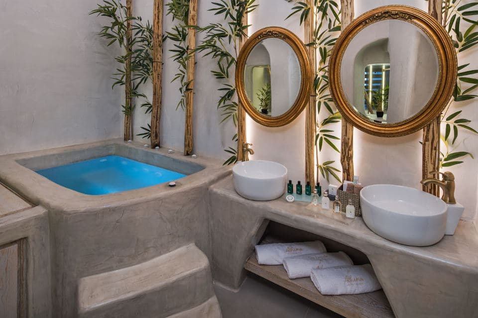 Grand Cave Suite with Indoor and Outdoor Jacuzzi — luxury villa photo 2