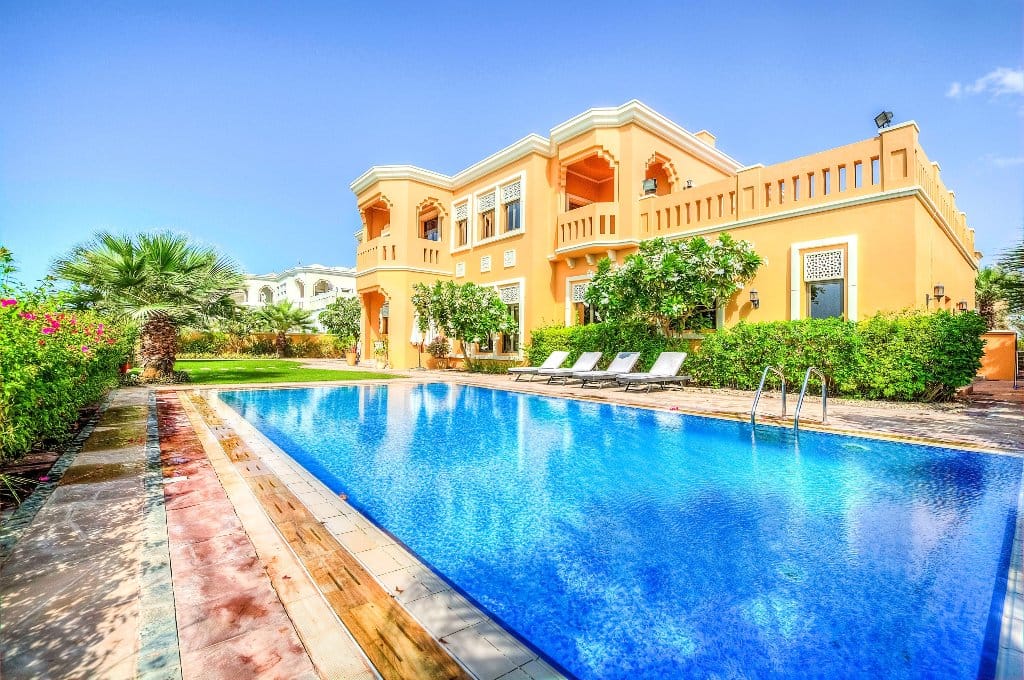 PALM CRESCENT VILLA - Image 1