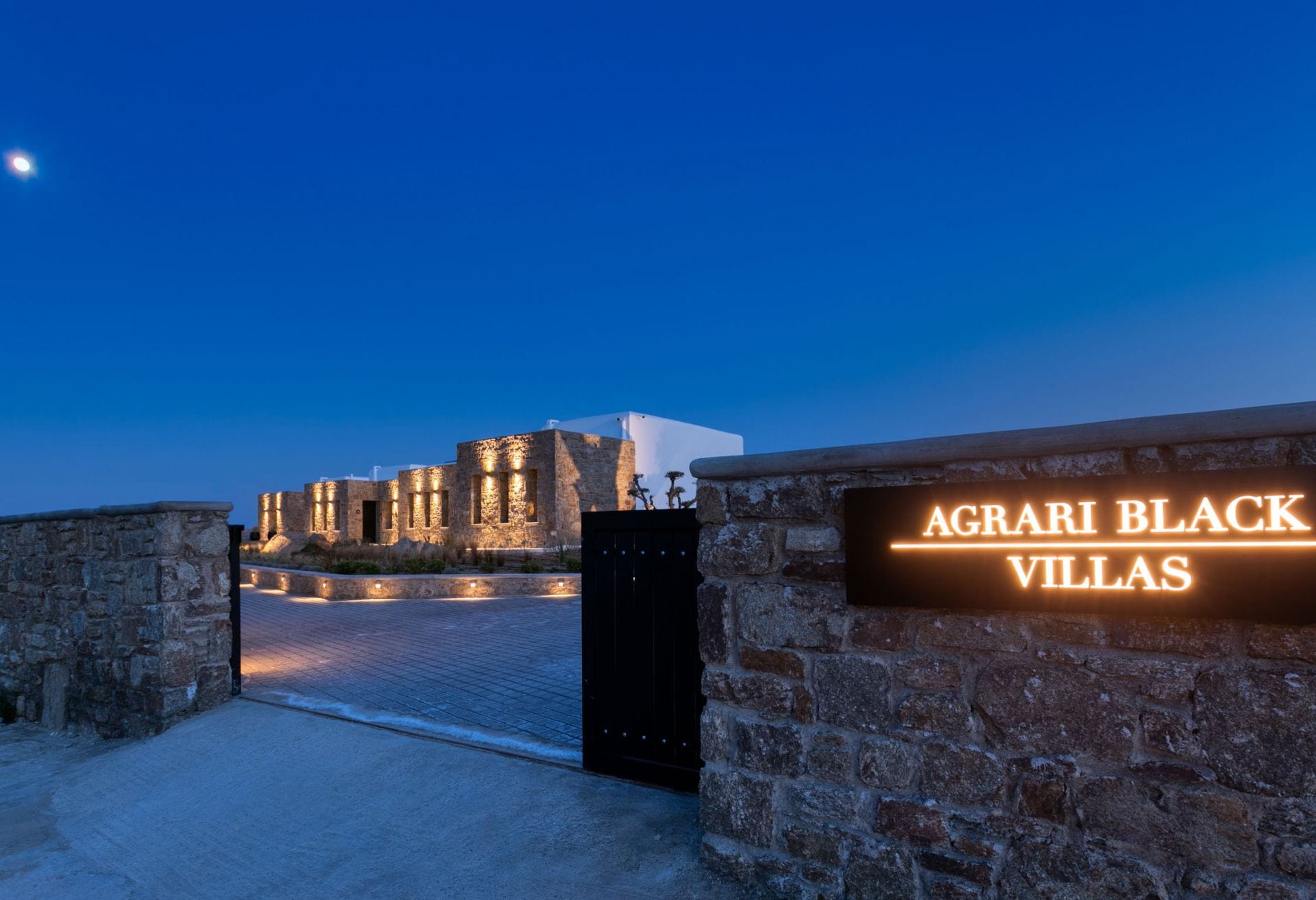 Agrari Black Deluxe Suite — luxury villa photo 1