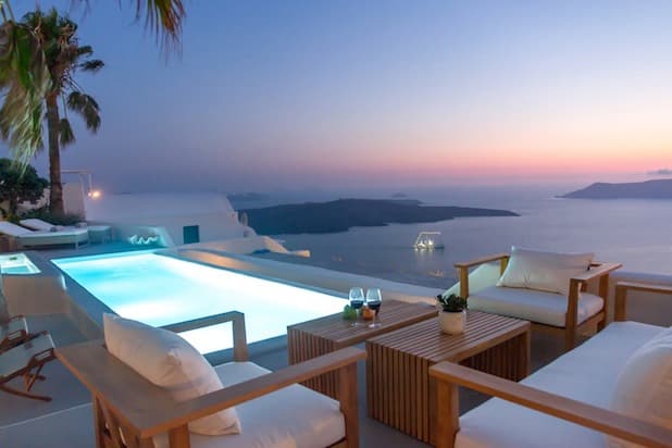Villa Aura Review