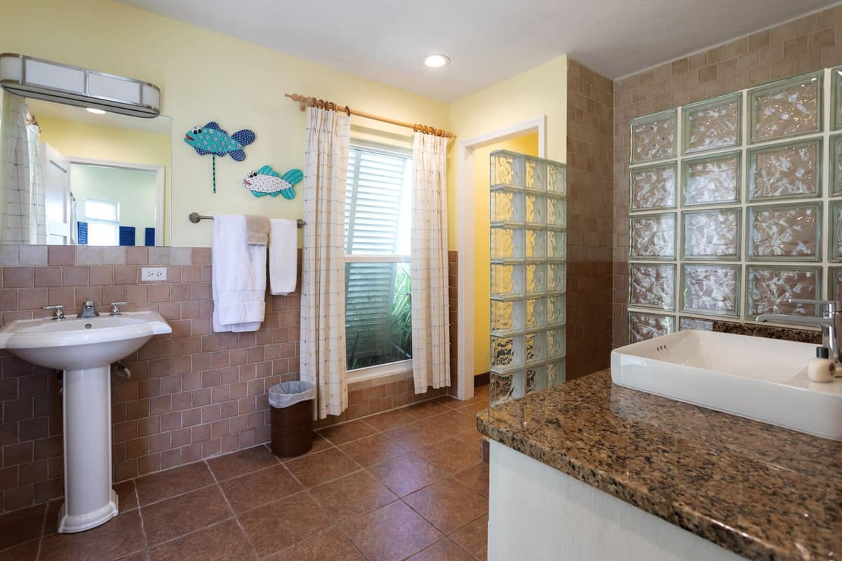 Cayman Castle + Guesthouse — luxury villa photo 44