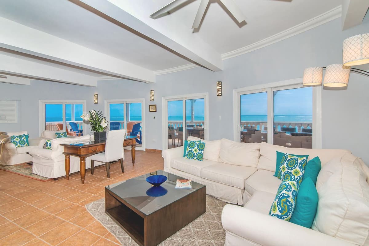 Cayman Castle + Guesthouse — luxury villa photo 3