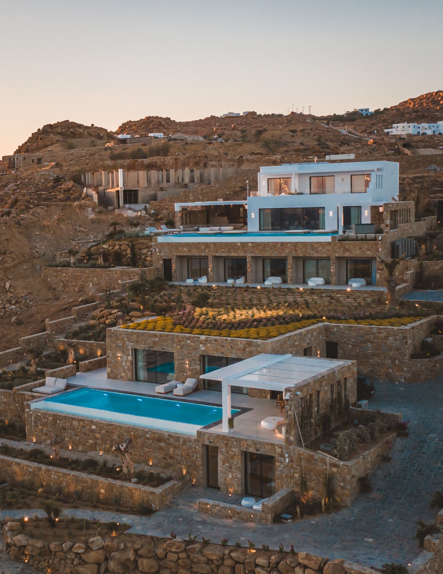 Splendid Waterfront Villa 1 - Image 1