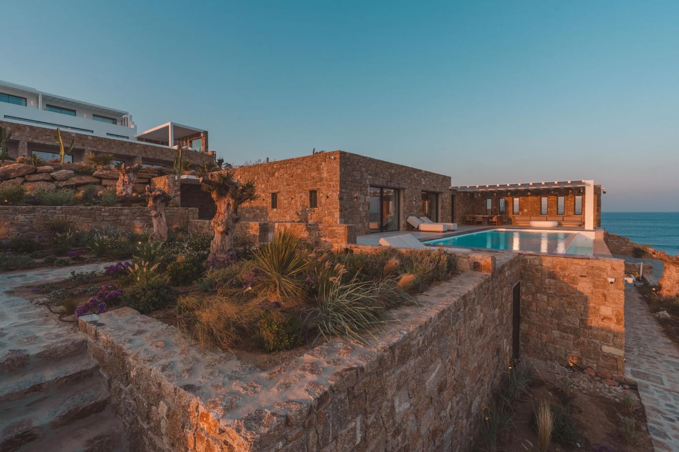 Splendid Waterfront Villa 2 - Image 1
