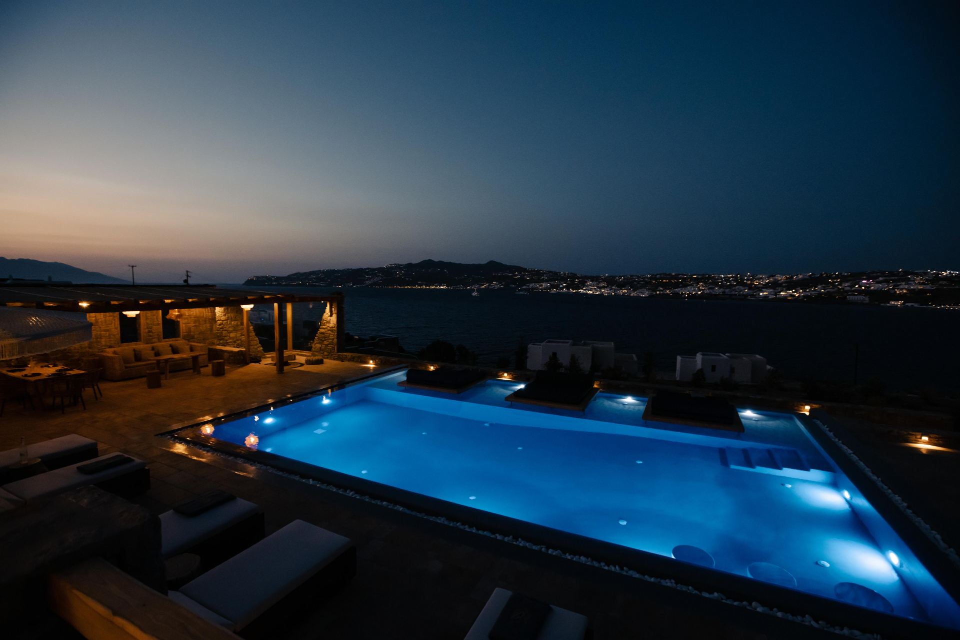 Villa Sapphire Black