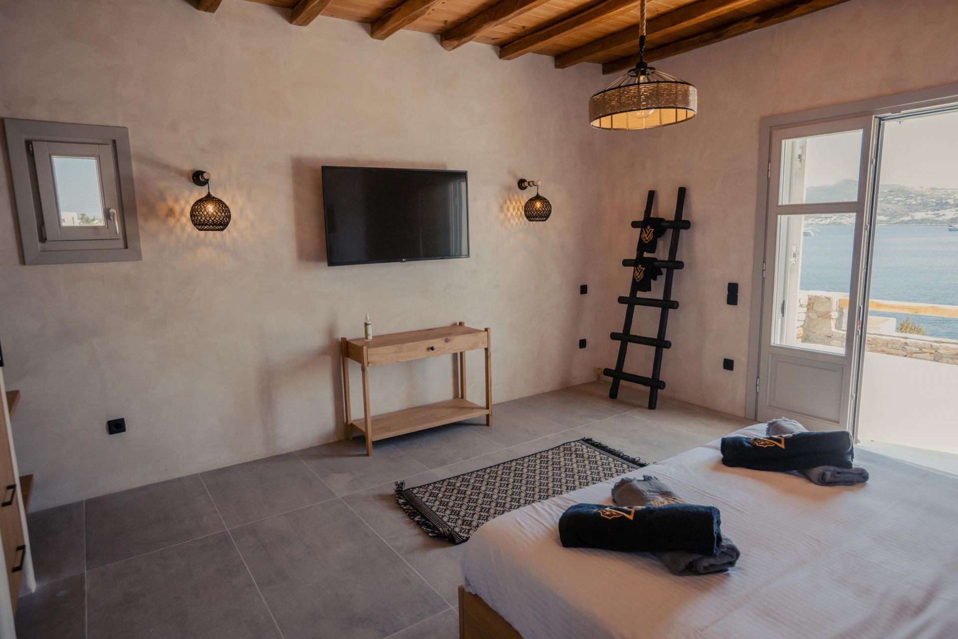 Villa Sapphire Black