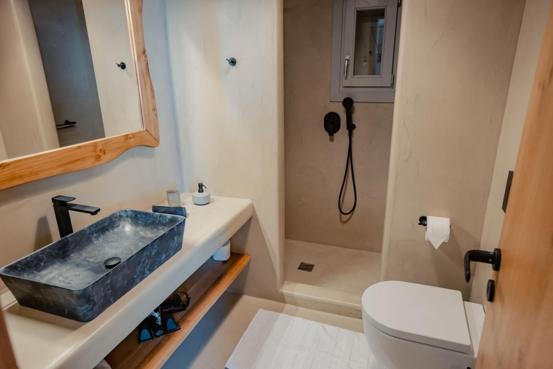 Villa Sapphire Black