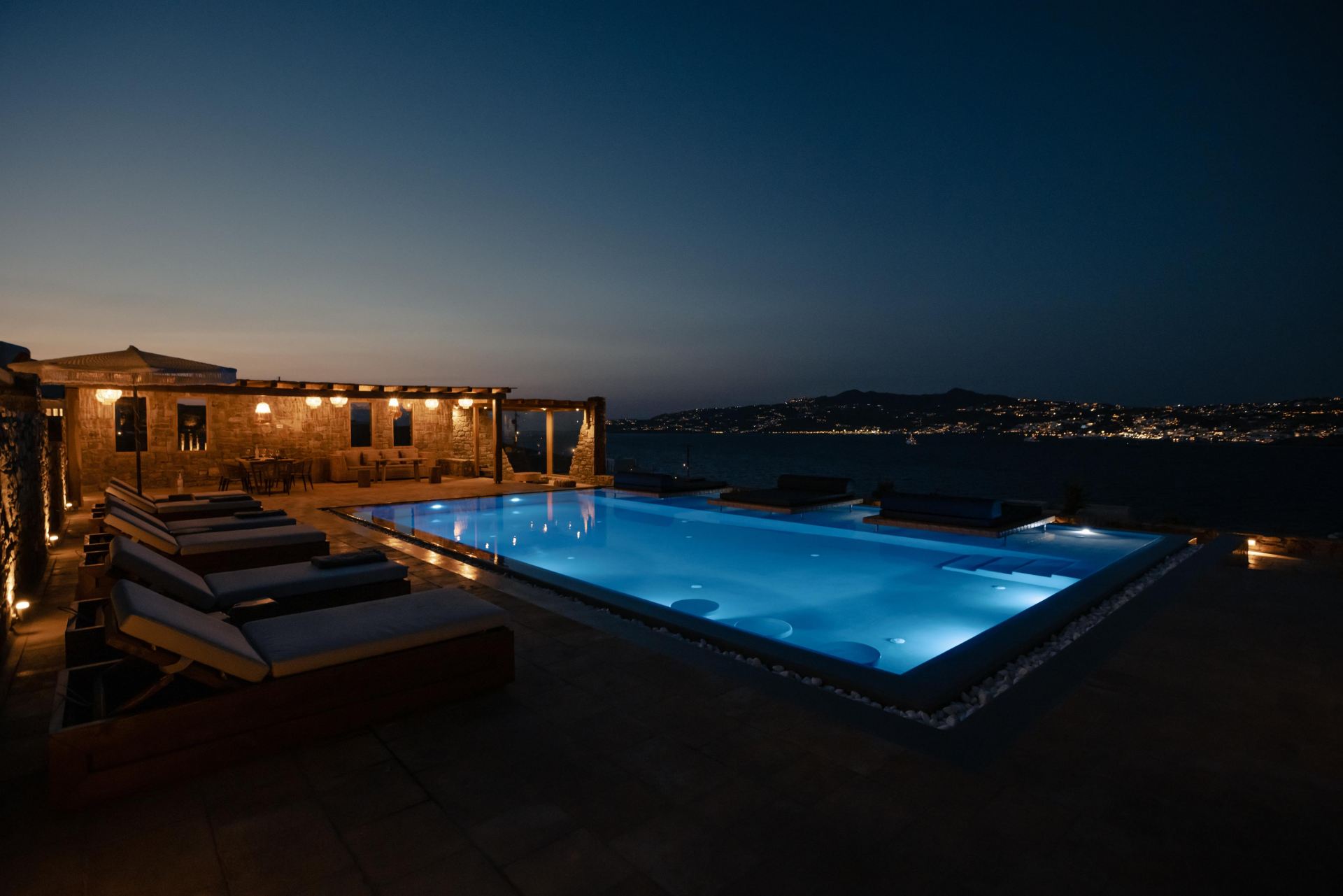 Villa Sapphire Black