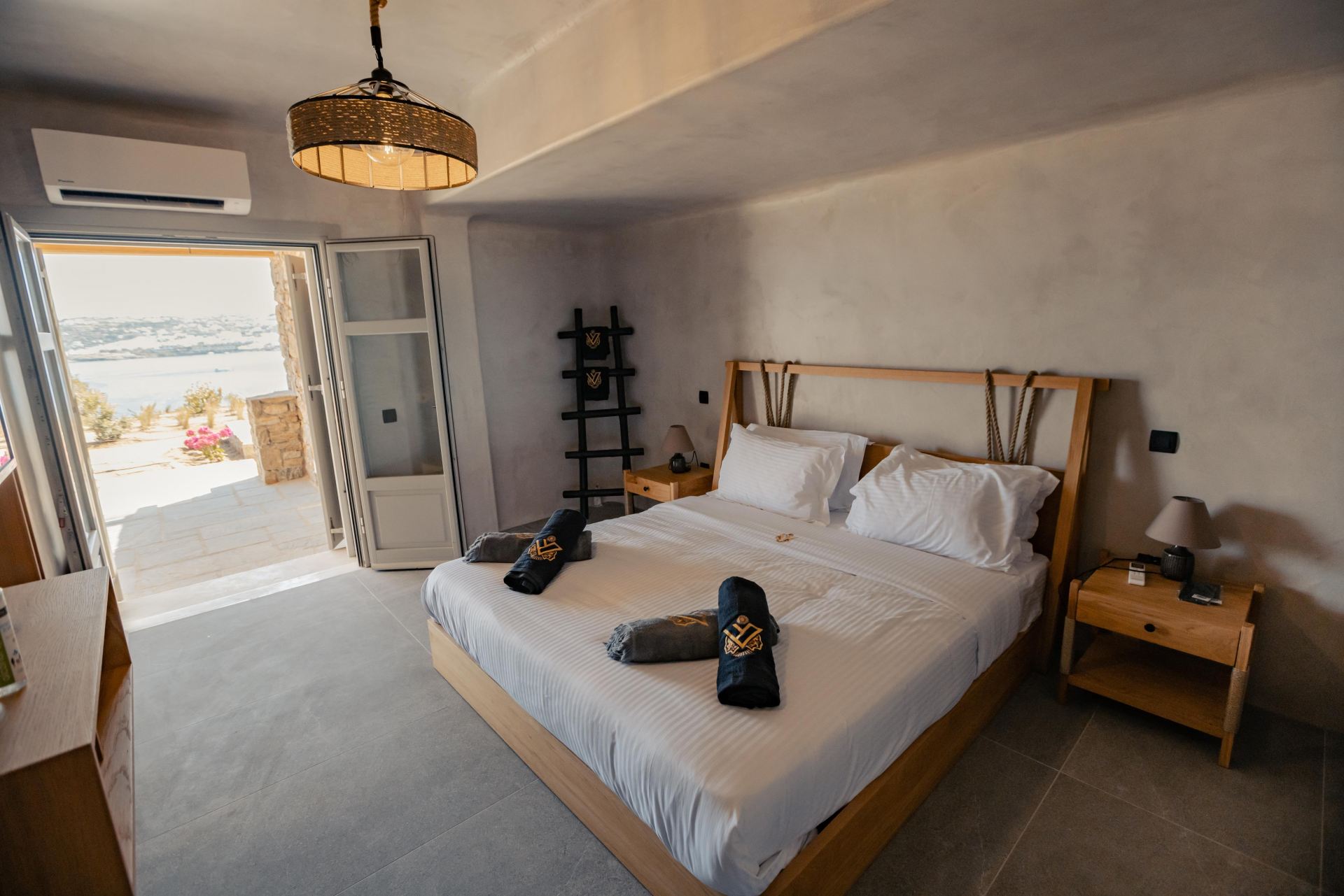 Villa Sapphire Black