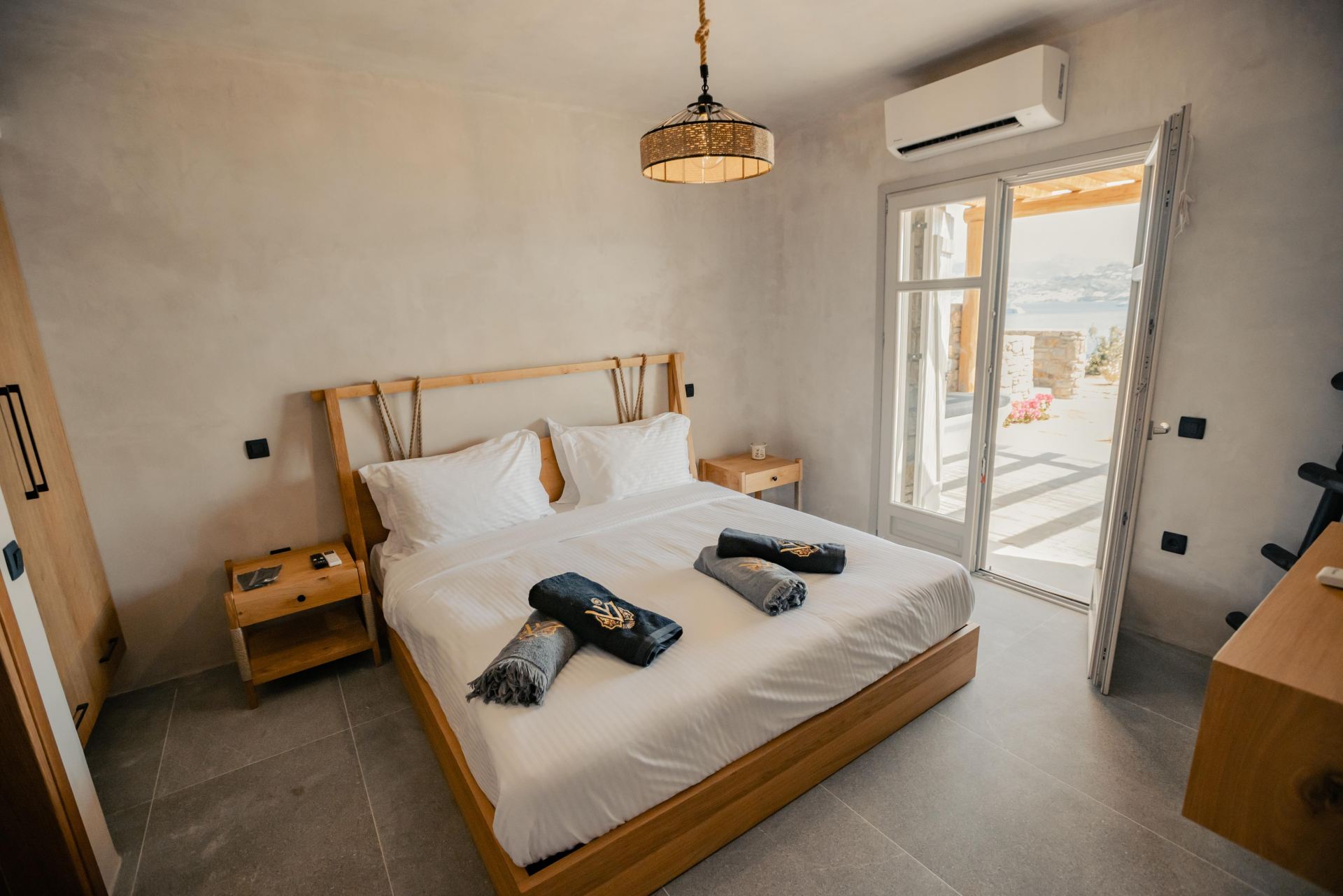 Villa Sapphire Black