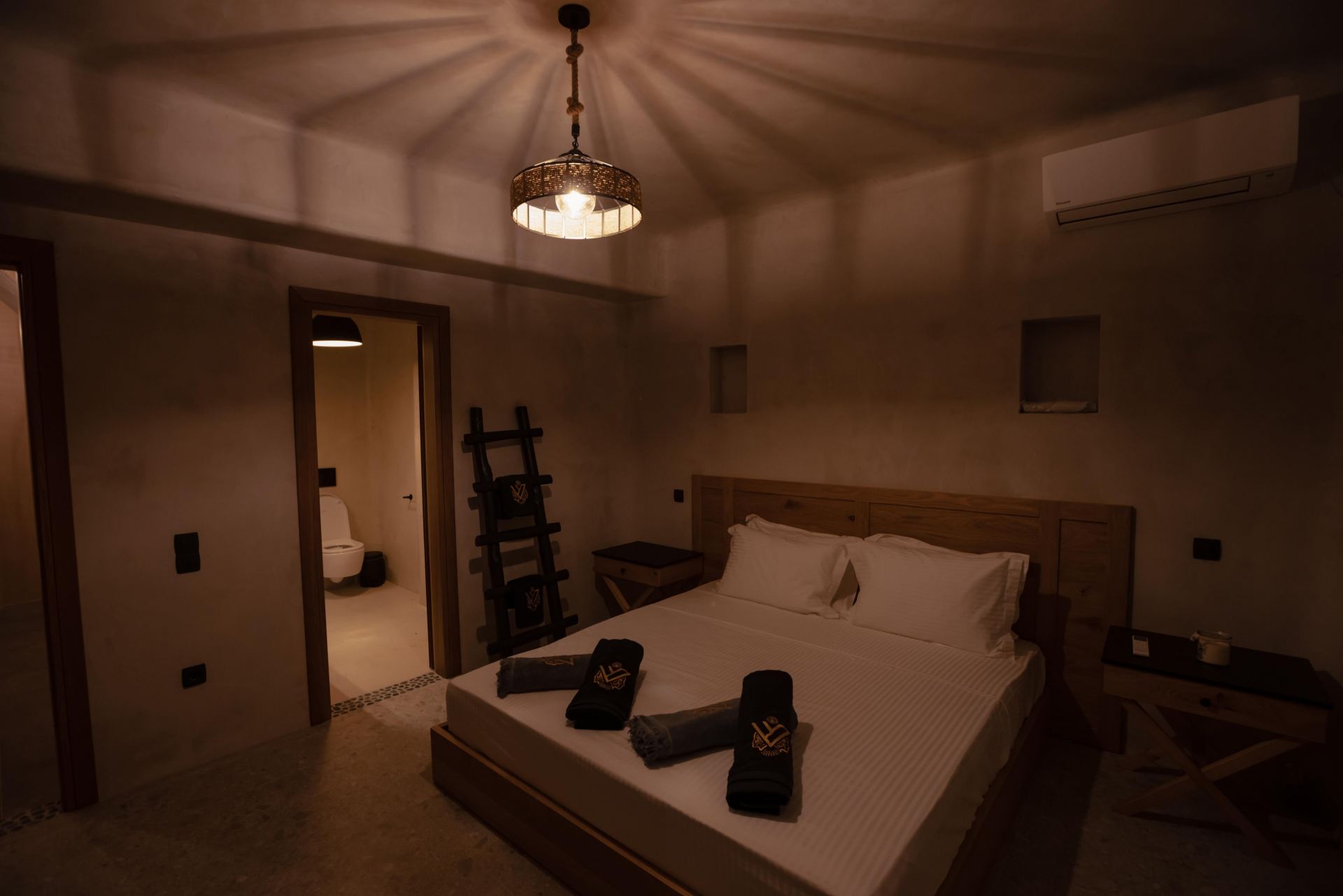 Villa Sapphire Black