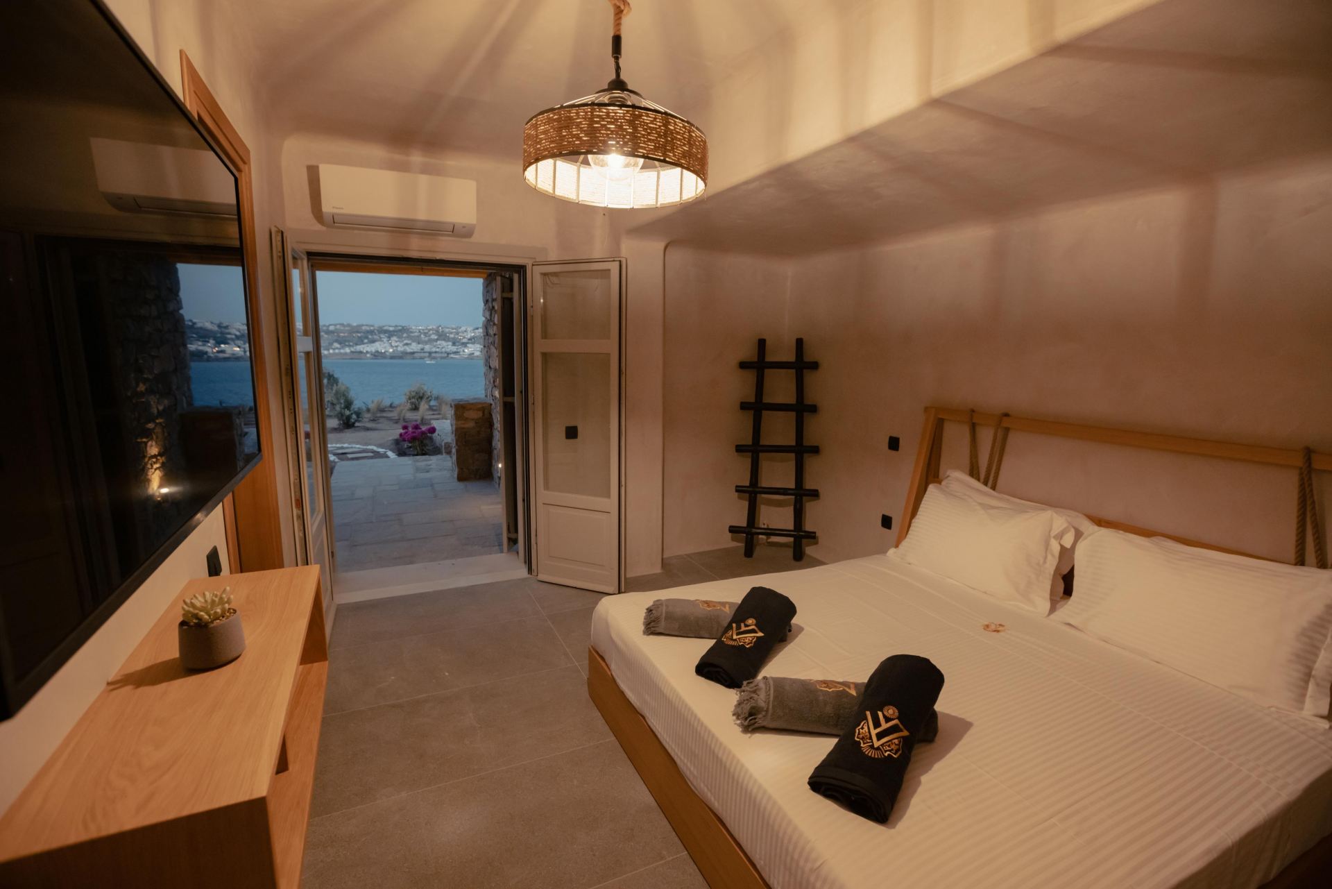 Villa Sapphire Black