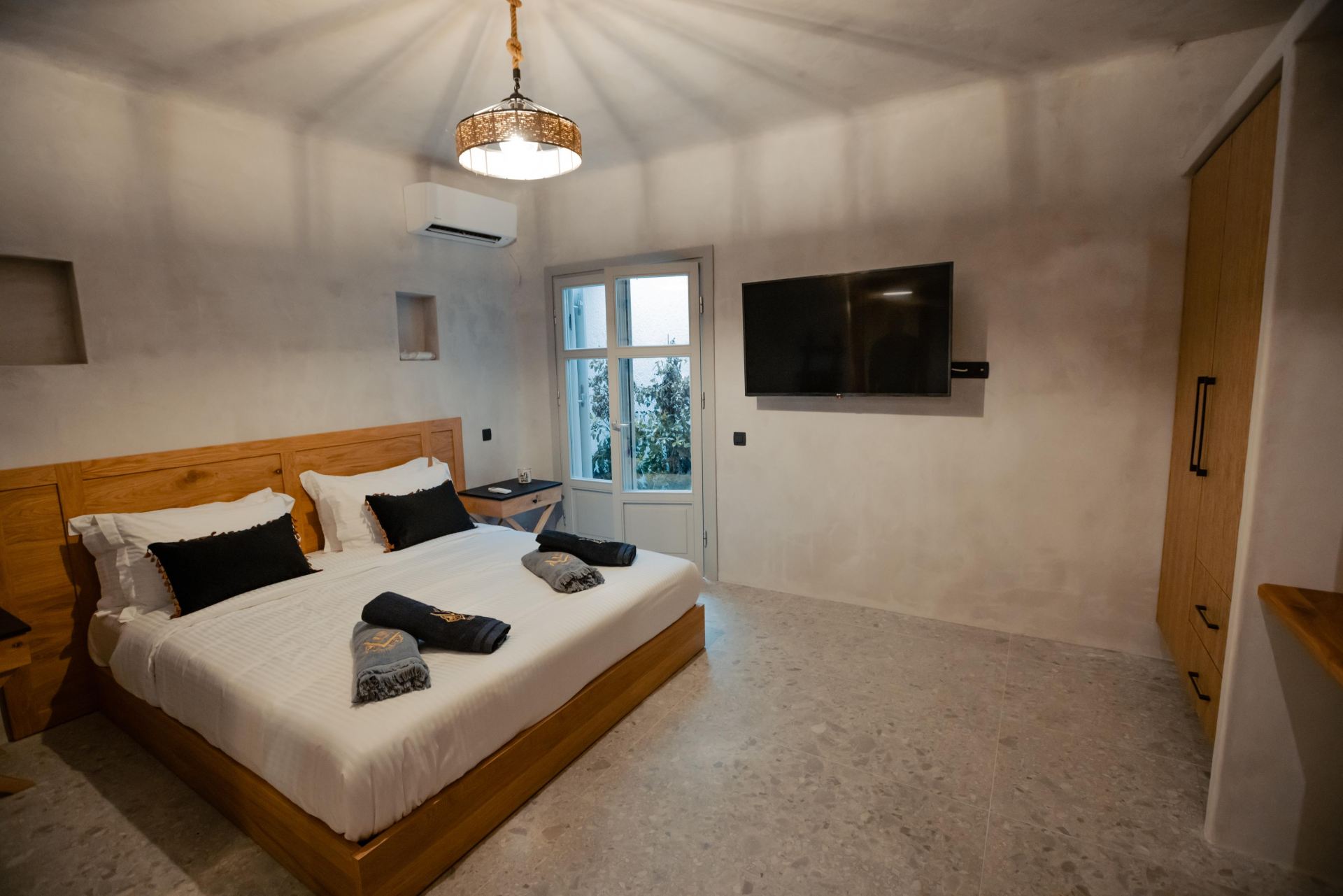 Villa Sapphire Black