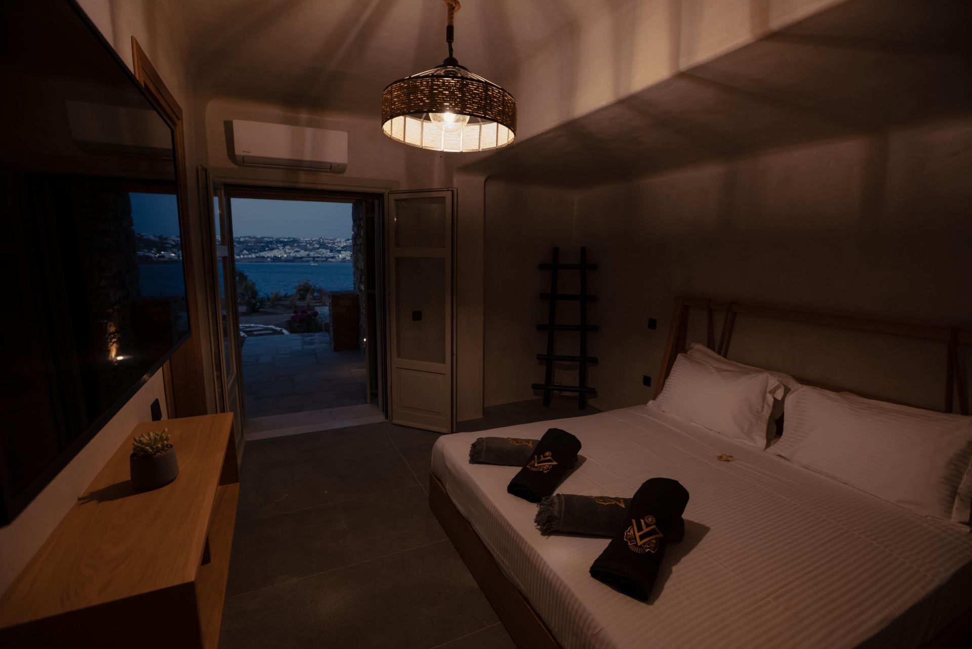 Villa Sapphire Black