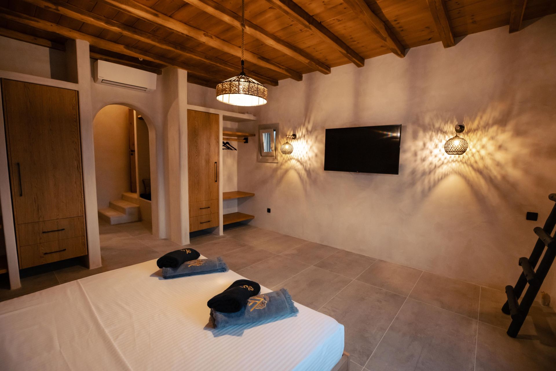 Villa Sapphire Black