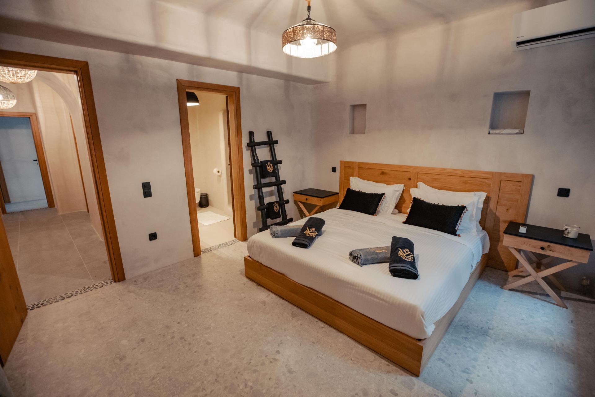 Villa Sapphire Black