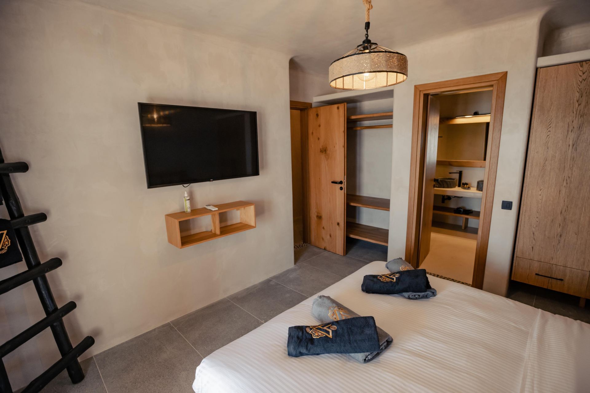 Villa Sapphire Black