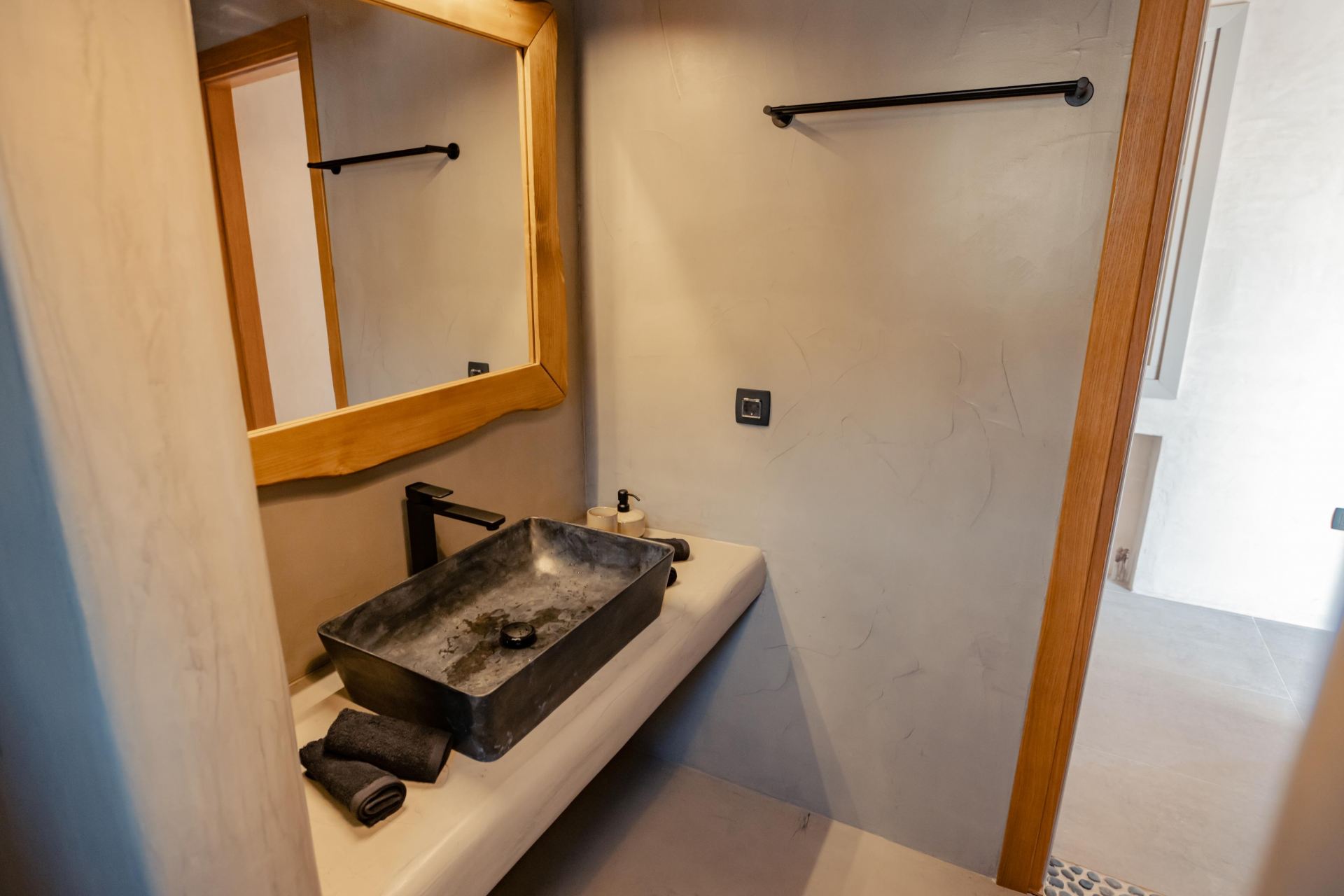 Villa Sapphire Black