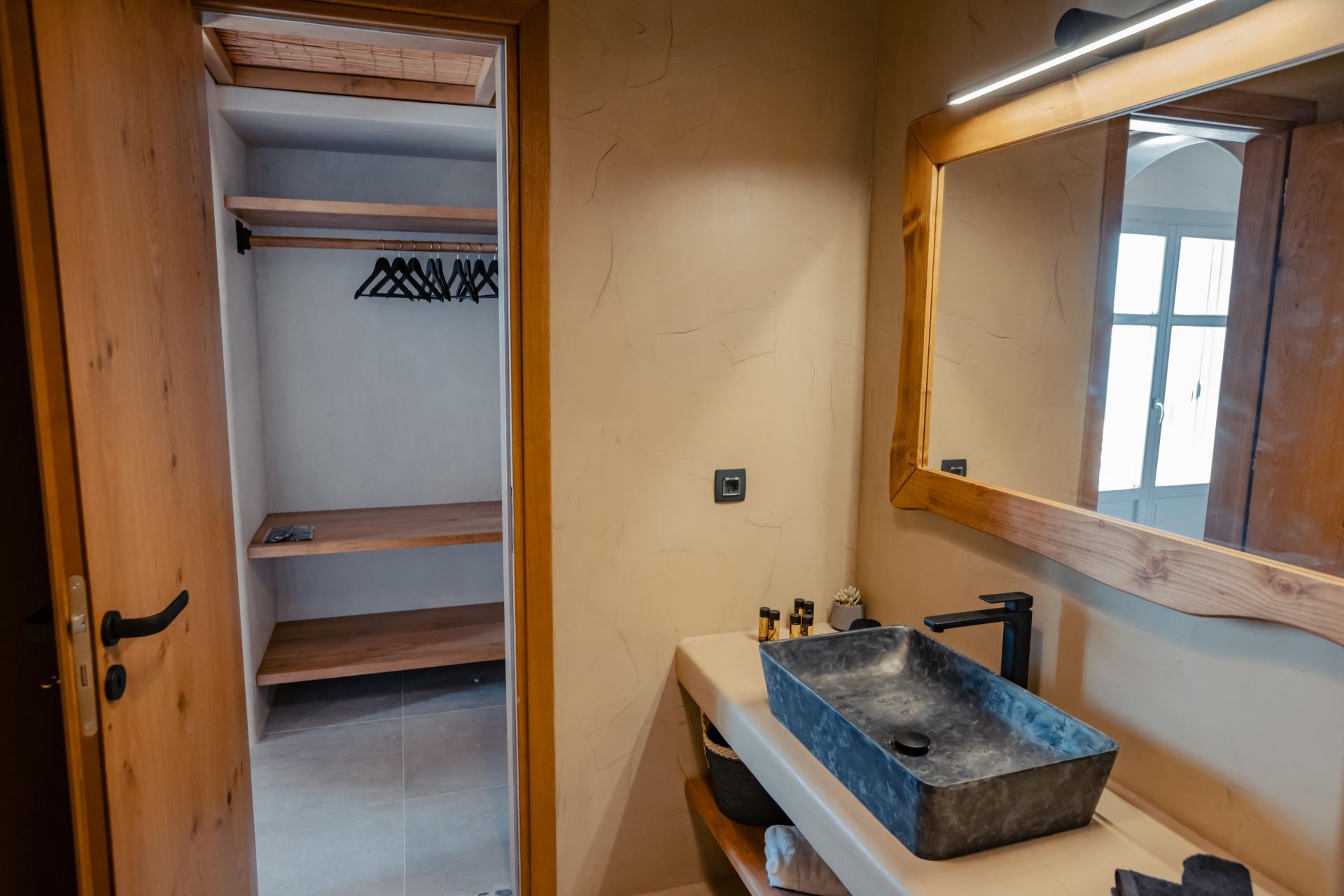 Villa Sapphire Black