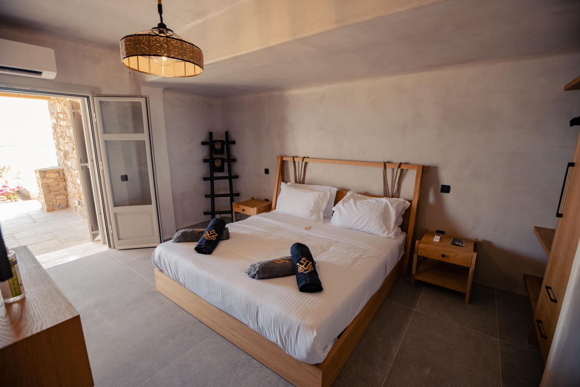 Villa Sapphire Black