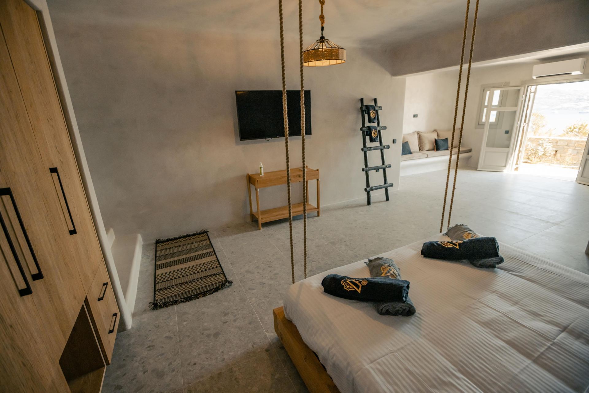 Villa Sapphire Black