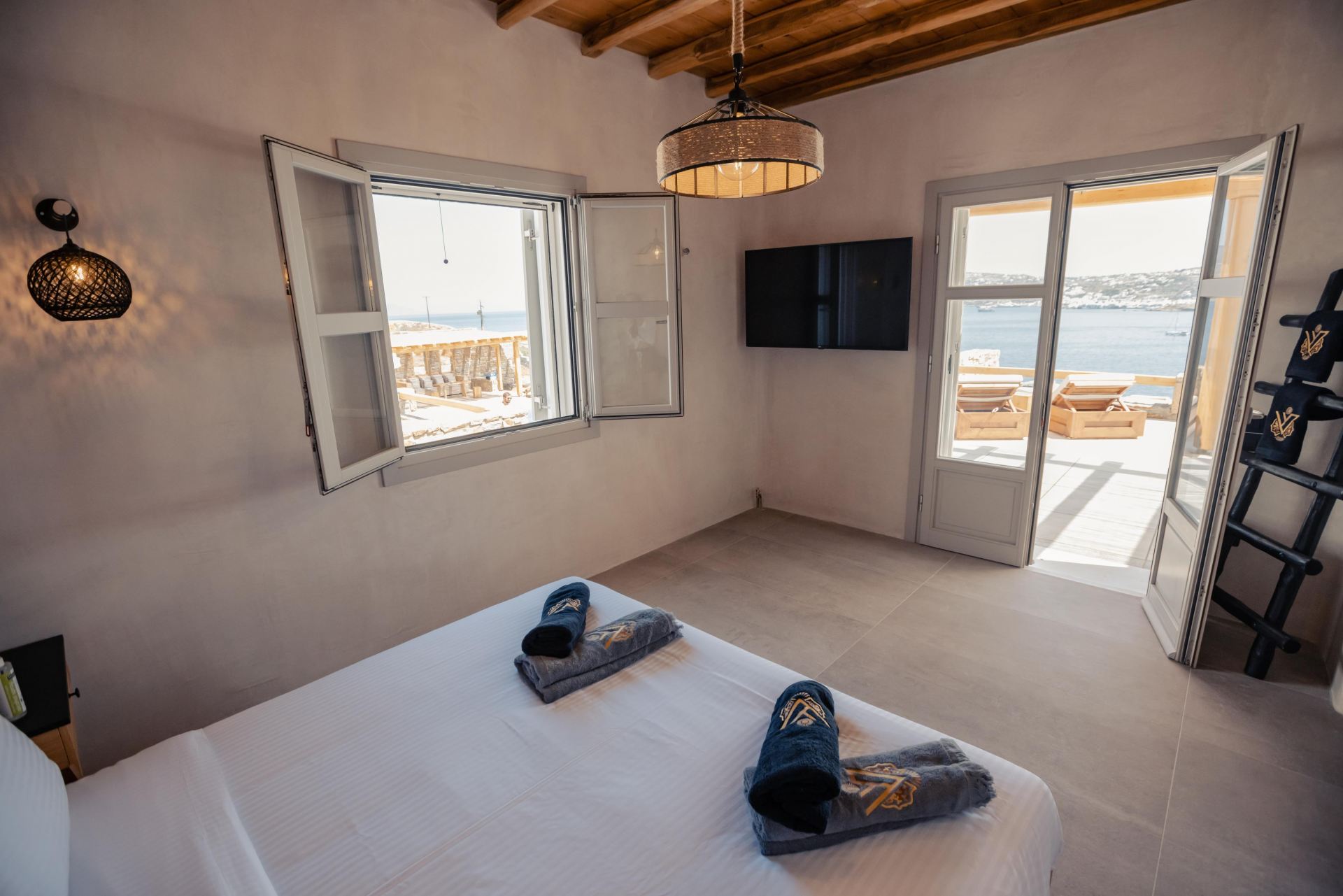 Villa Sapphire Black