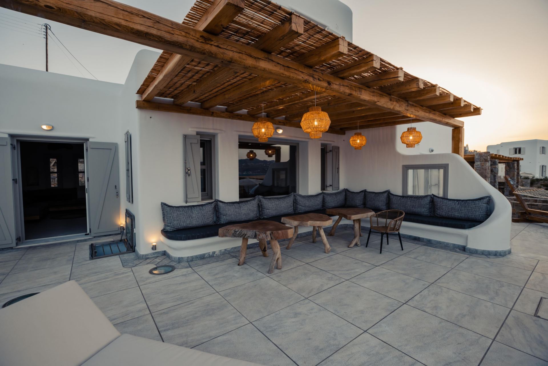 Villa Sapphire Black