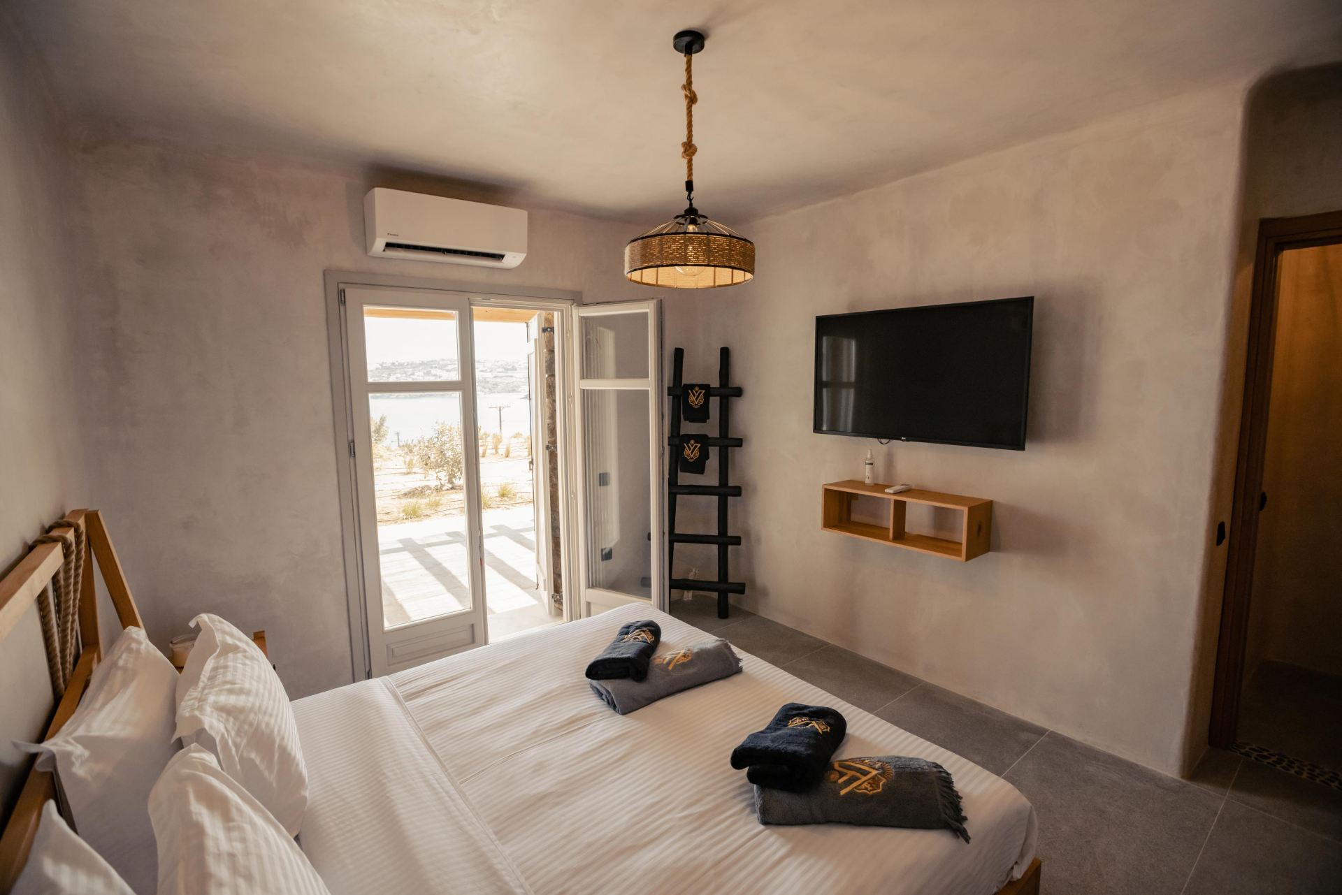 Villa Sapphire Black