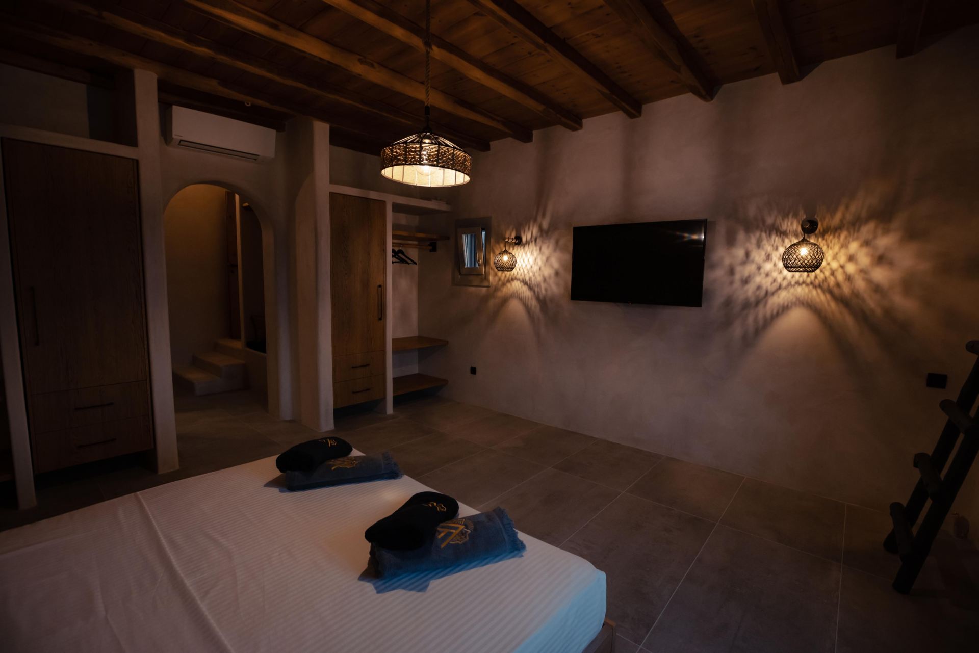 Villa Sapphire Black