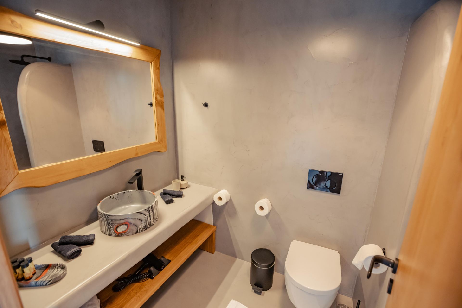 Villa Sapphire Black