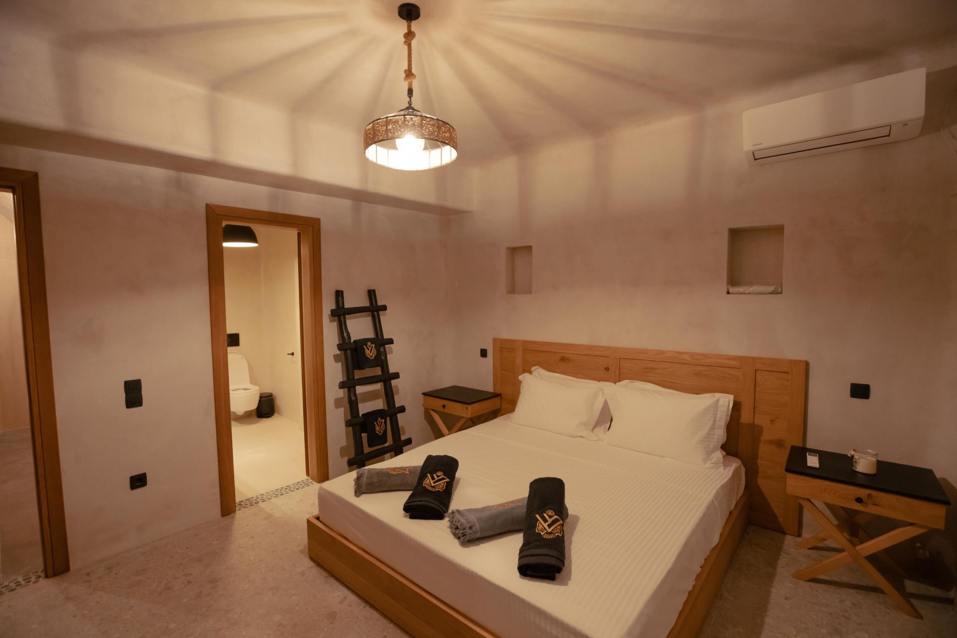 Villa Sapphire Black