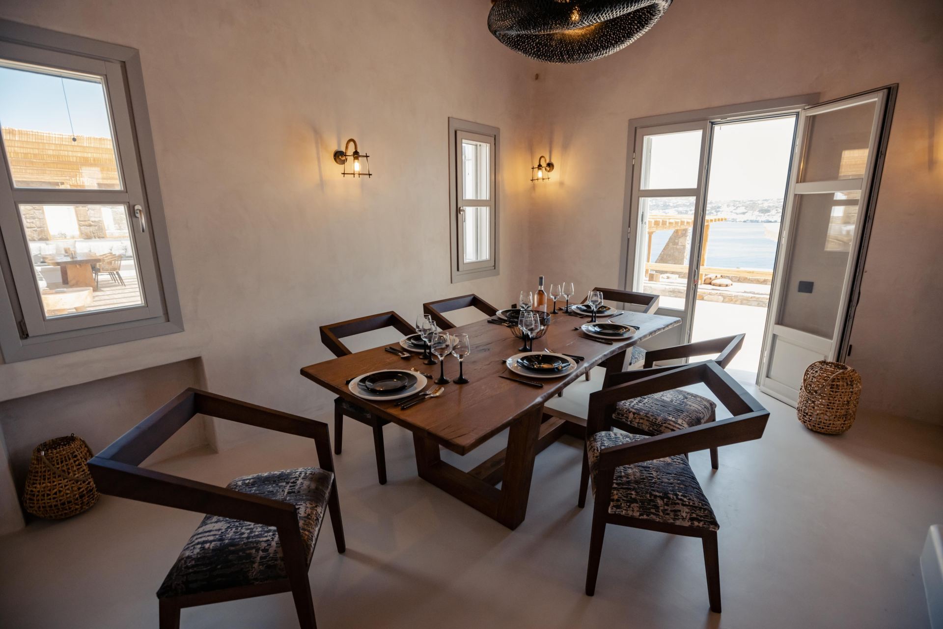 Villa Sapphire Black