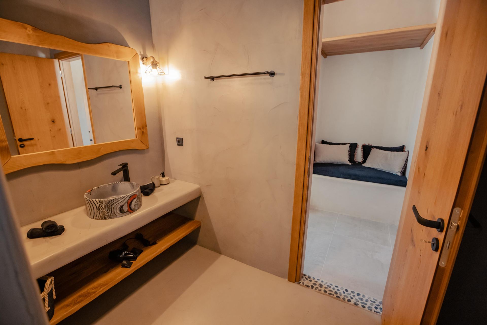 Villa Sapphire Black