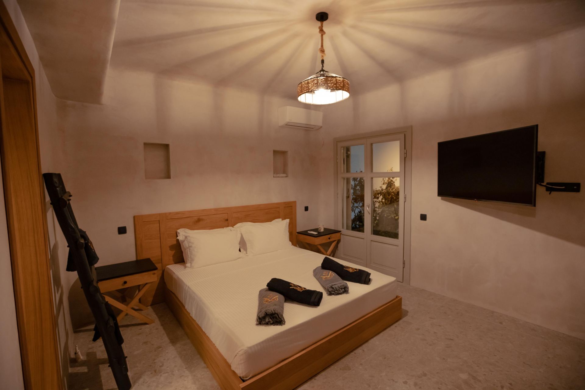 Villa Sapphire Black