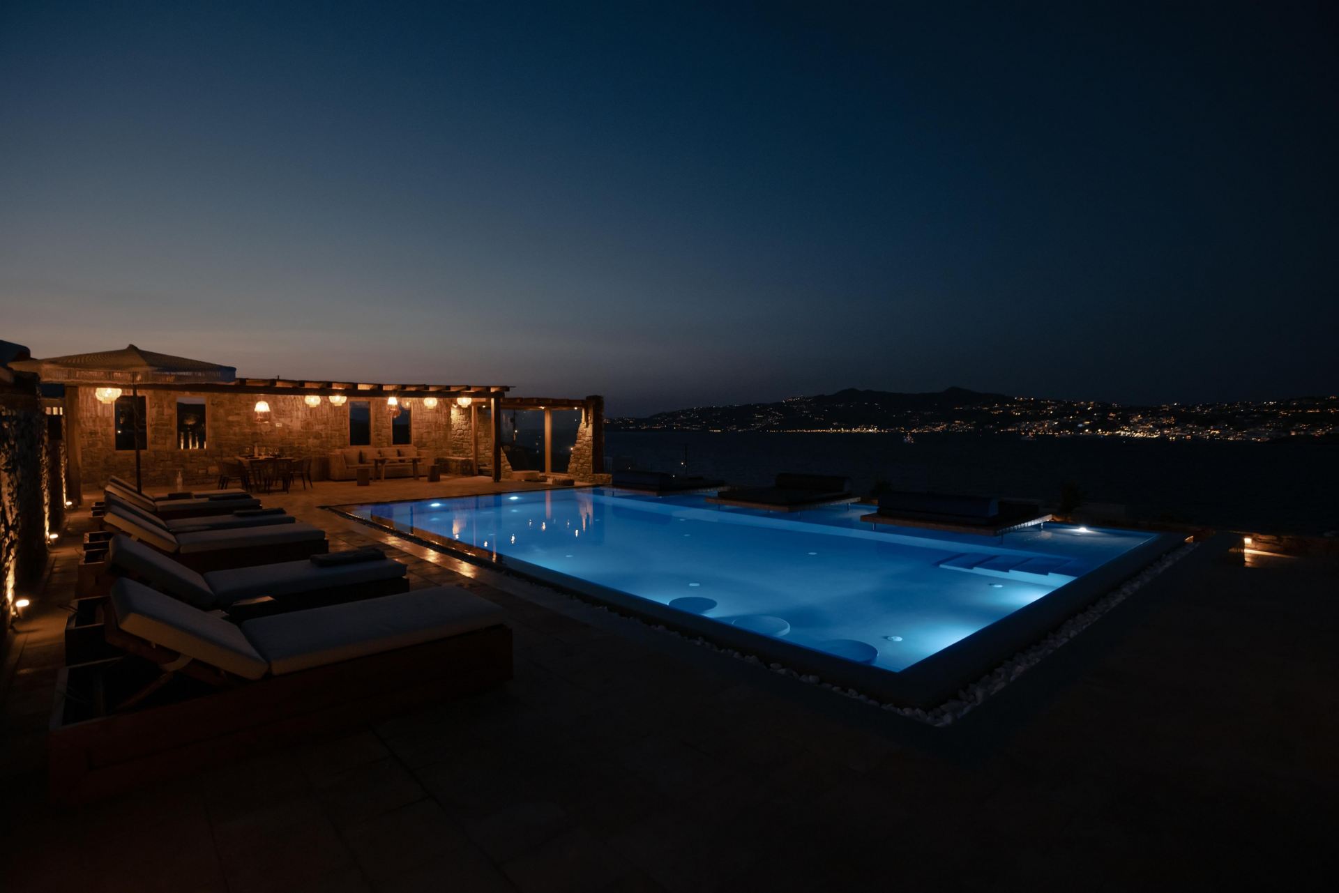 Villa Sapphire Black