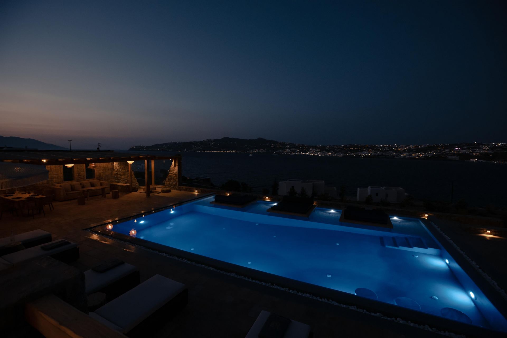 Villa Sapphire Black